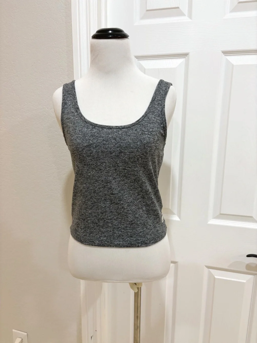 Vuori Halo Essential Dreamknit Women's Tank Top Medium - Picture 3 of 5